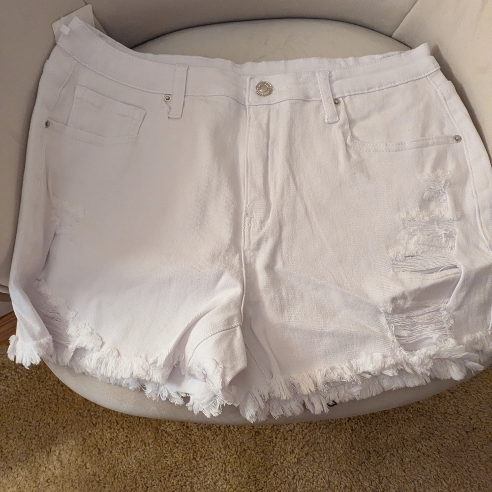 Chic White Frayed Hem Jean Shorts
